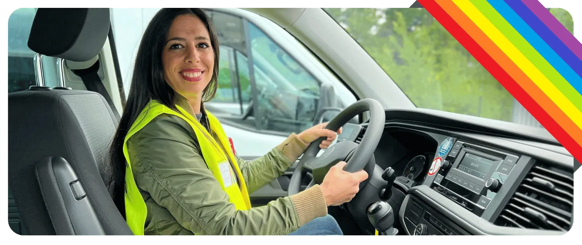 Fahrerin Denise sitzt im Fahrzeug am Steuer