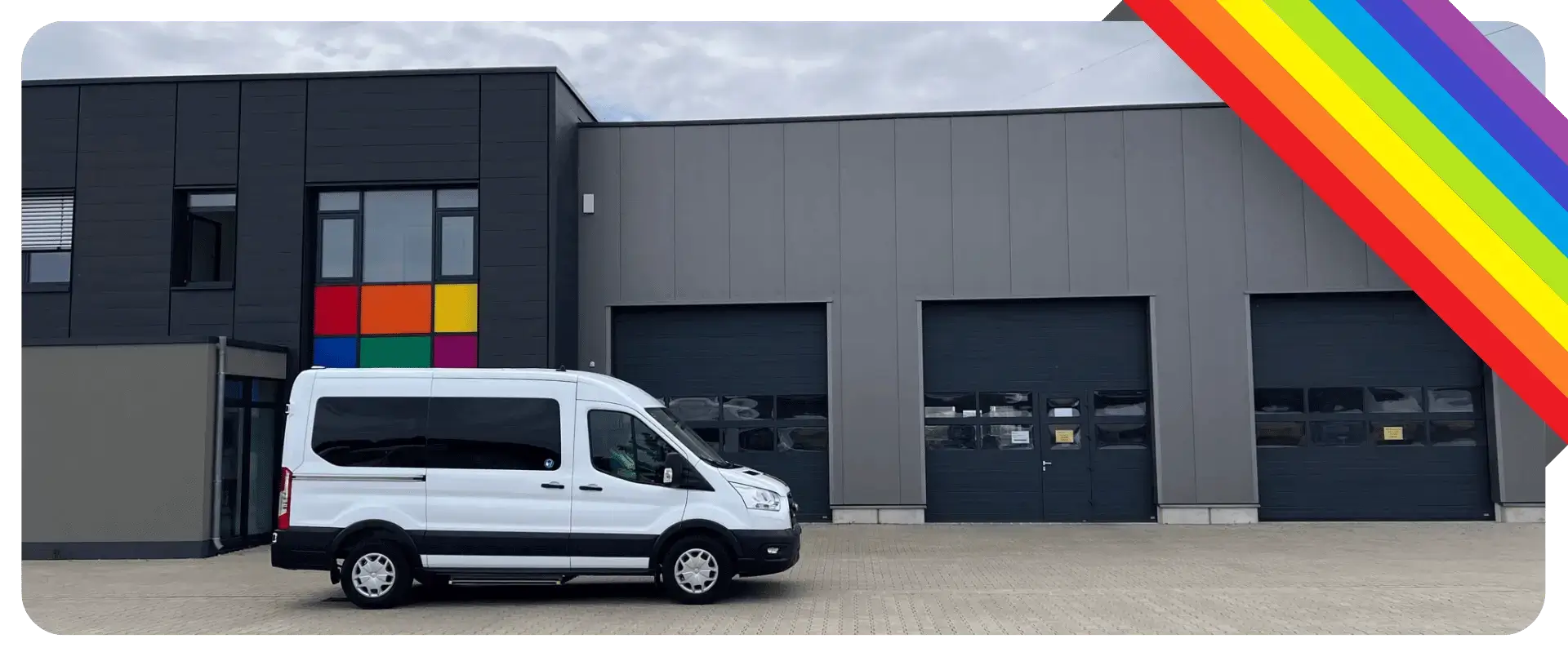 Behindertentransporter steht vor dem Firmengebäude
