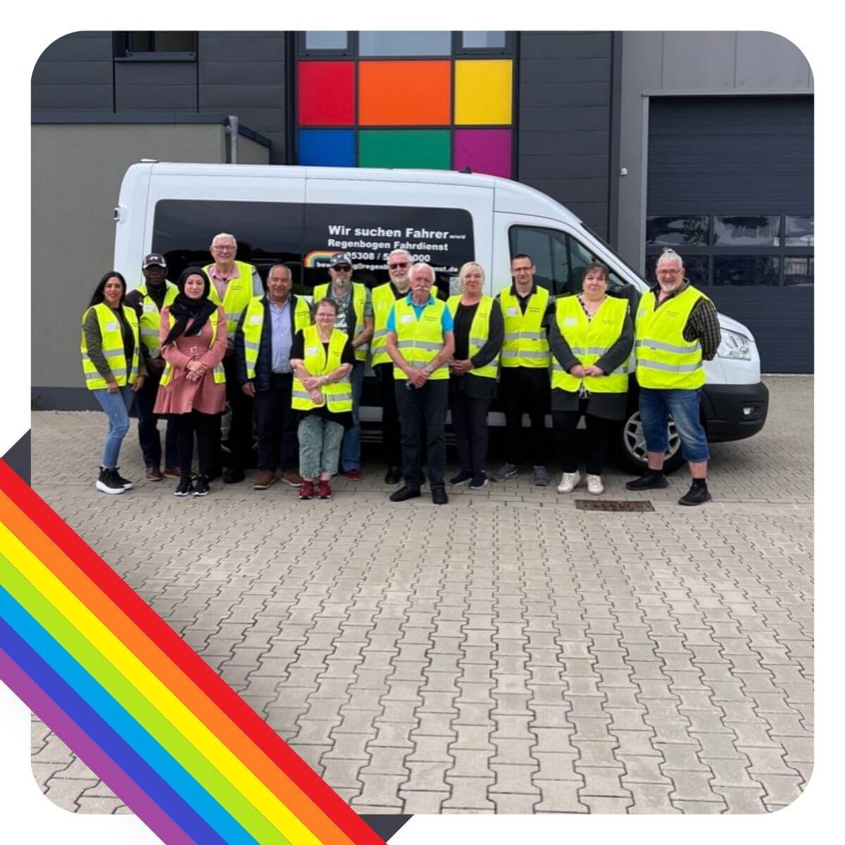 Gruppenfoto vor einem Transporter auf dem Gelände im Heinenkamp Wolfsburg