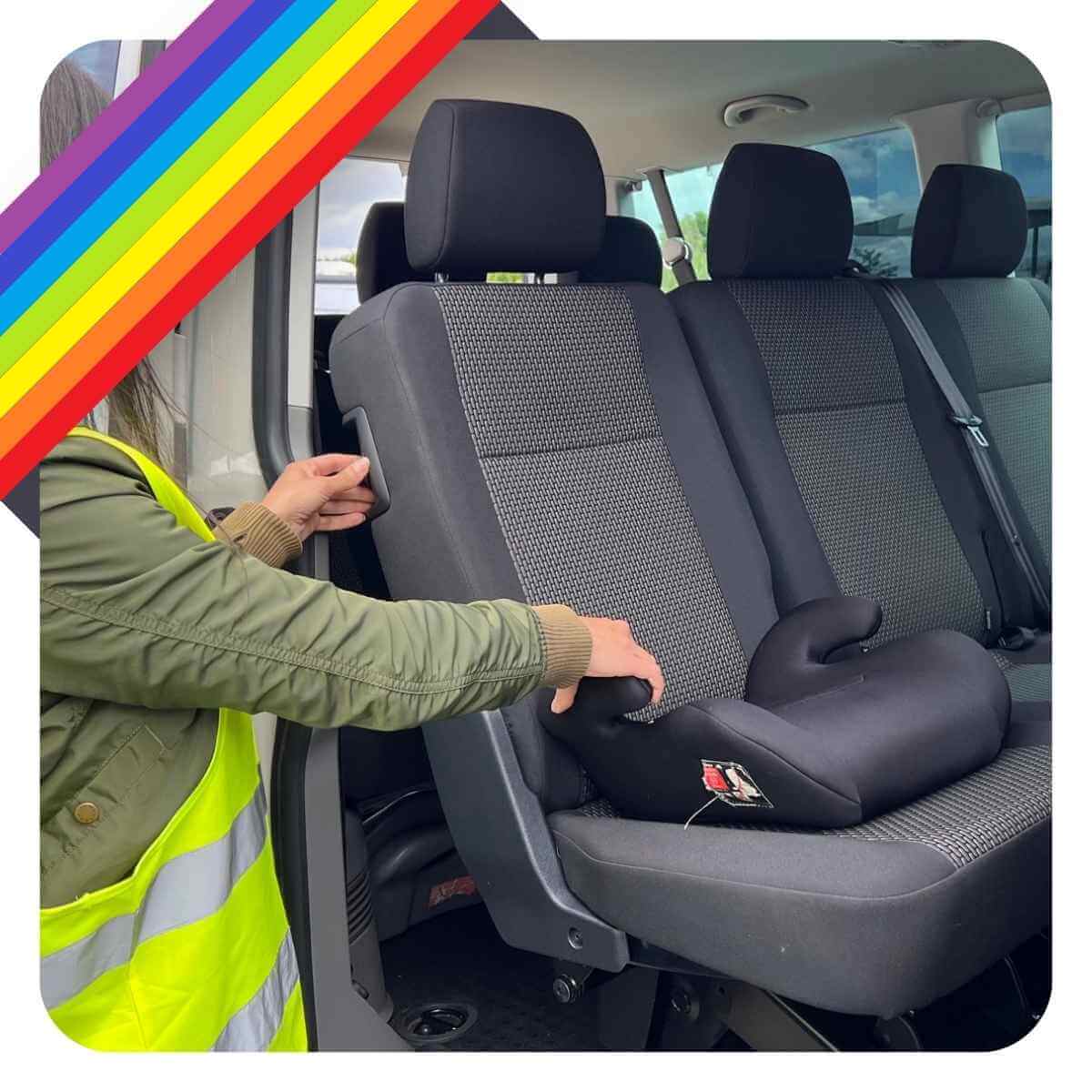 Kindersitz auf dem Sitz im Bus für Behindertentransporte